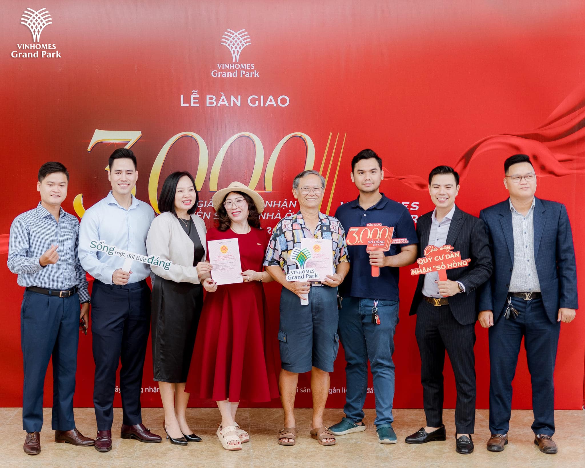Lễ bàn giao sổ hồng cho cư dân tại dự án Vinhomes Grand Park.