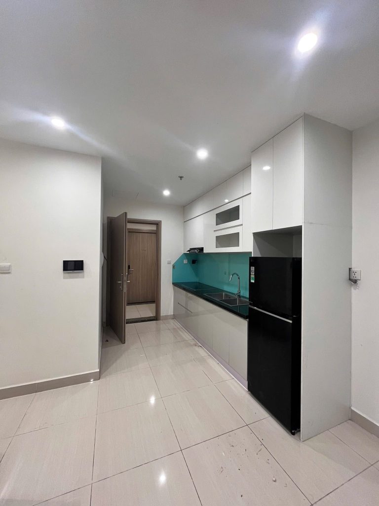 Khu vực bếp và nội thất cơ bản của căn hộ cho thuê 2 phòng ngủ Vinhomes Grand Park Quận 9.