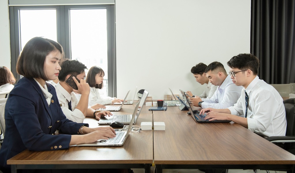Đội ngũ chuyên gia tư vấn bất động sản giàu kinh nghiệm tại Giá Nhà Vinhomes đang hỗ trợ khách hàng.