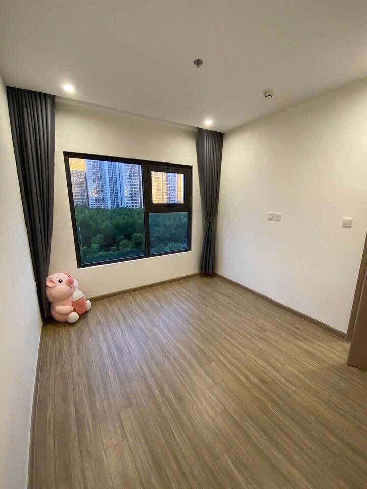 Tầm nhìn thoáng đãng từ cửa sổ phòng ngủ căn hộ cho thuê tại phân khu The Rainbow Vinhomes.